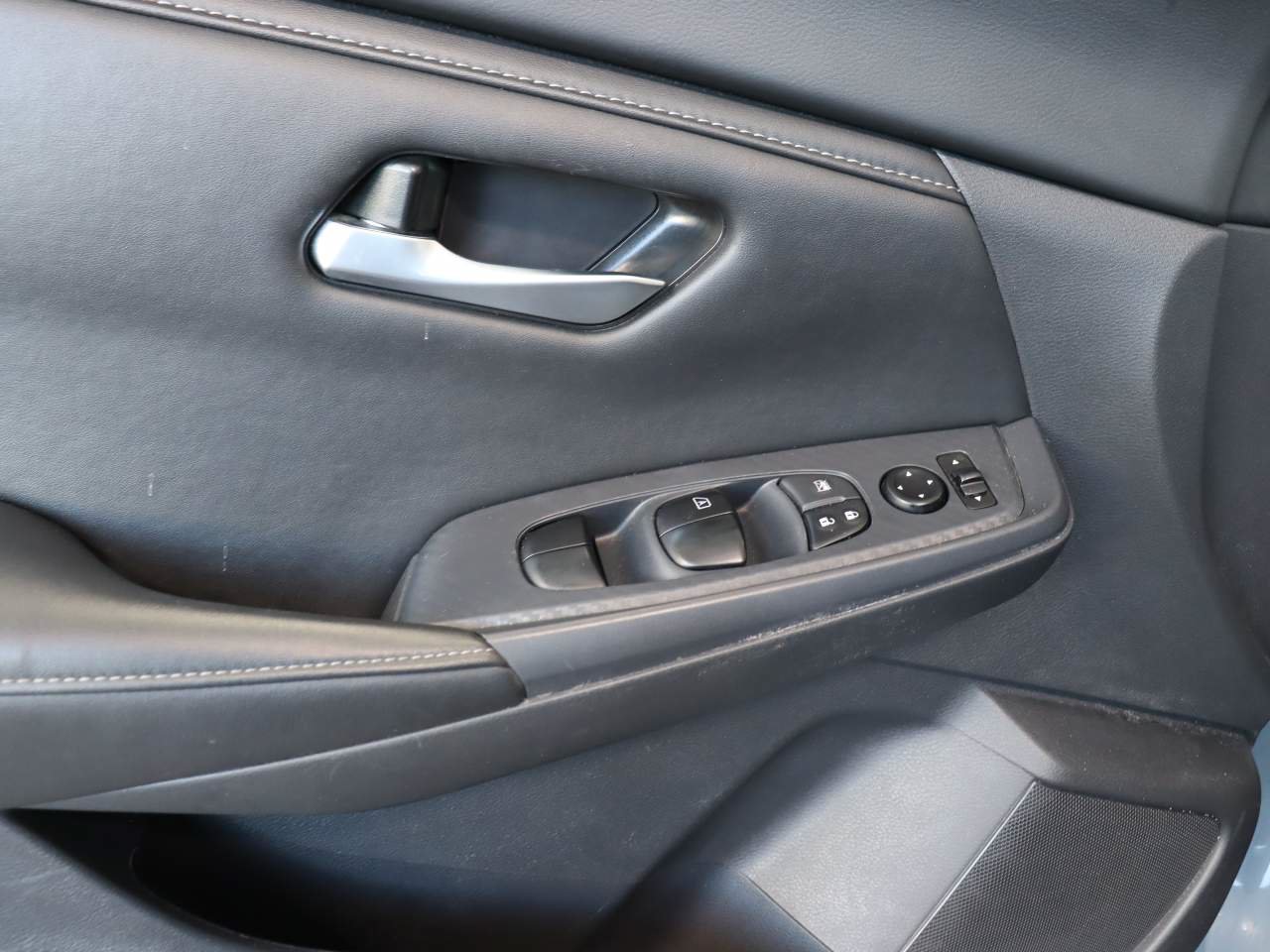 Used 2025 Nissan Sentra SV FWD image 13