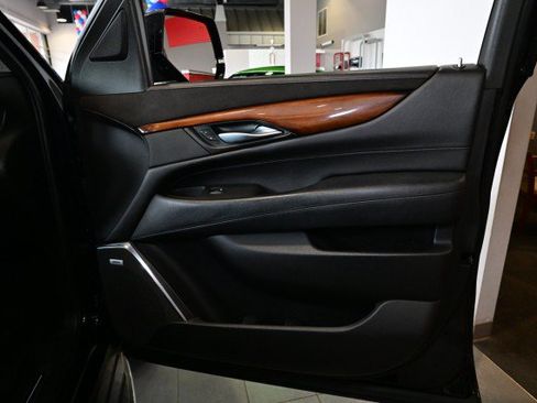 Used 2015 Cadillac Escalade Luxury AWD/4WD image 29