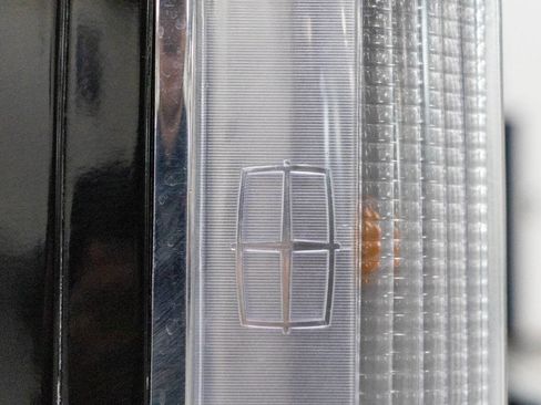 Used 1988 Lincoln Town Car Signature RWD image 32