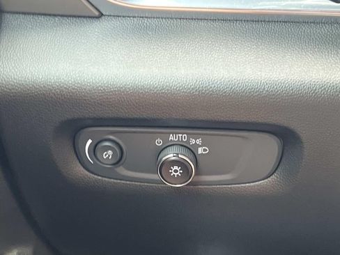 Used 2022 Chevrolet Traverse LT FWD image 25