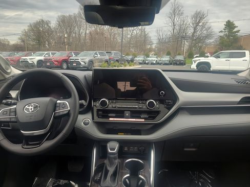 Certified 2025 Toyota Highlander Platinum image 18