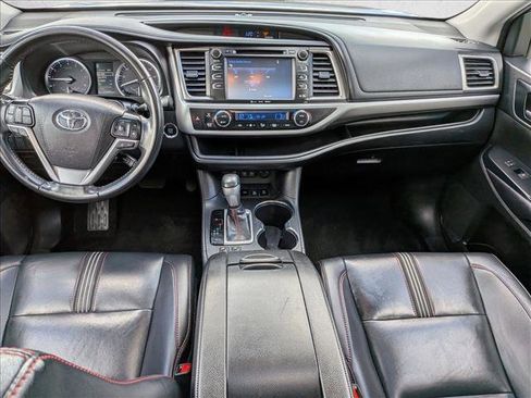 Used 2019 Toyota Highlander SE image 25