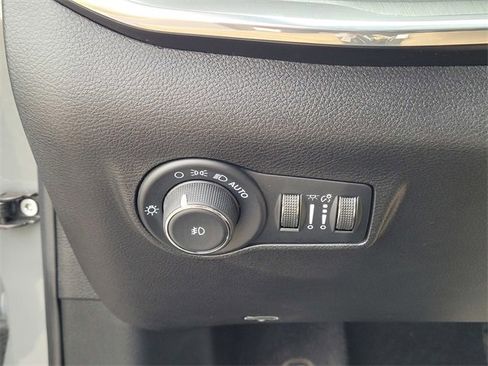 Used 2023 Jeep Compass Limited image 29