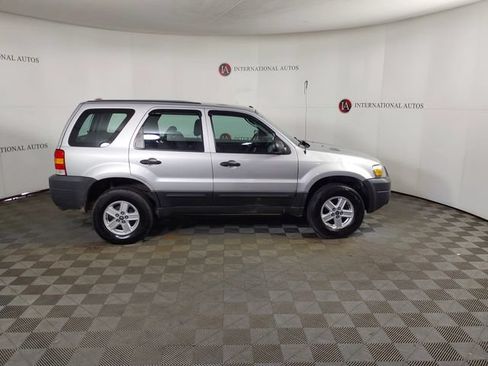 Used 2005 Ford Escape XLS FWD image 4