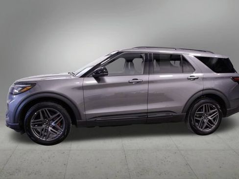 Used 2025 Ford Explorer ST-Line w/ ST-Line Street Pack image 2