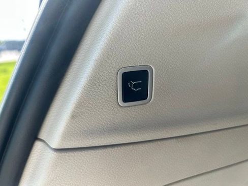 Used 2023 Chrysler Pacifica Touring-L FWD image 46