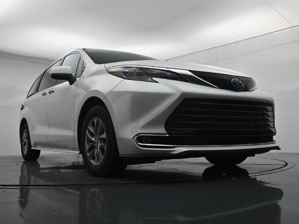 Used 2024 Toyota Sienna XLE FWD image 18