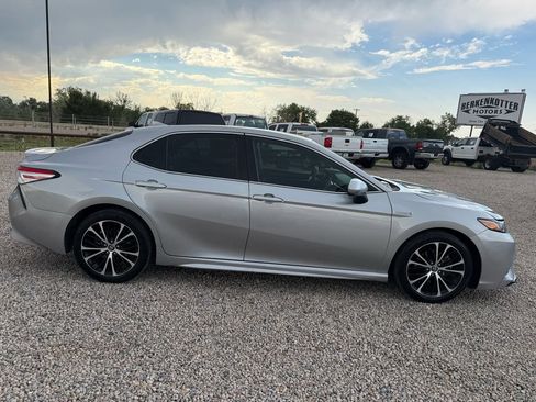 Used 2020 Toyota Camry SE FWD image 12