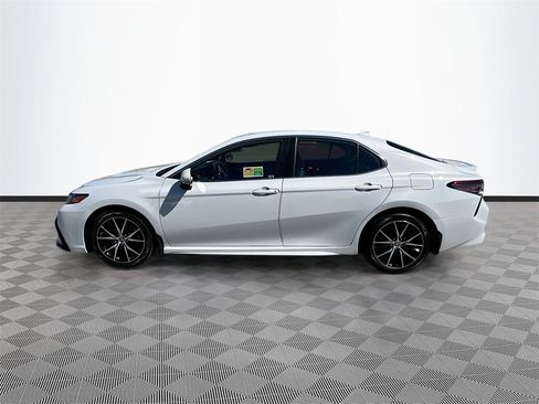 Used 2024 Toyota Camry SE image 4