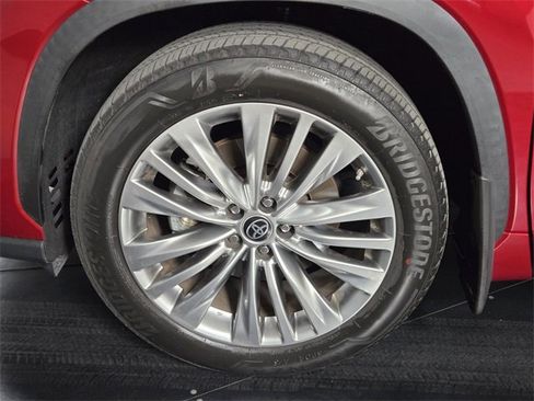 Used 2023 Toyota Highlander Platinum image 12