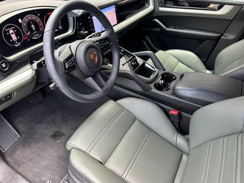 Certified 2025 Porsche Cayenne E-Hybrid image 4