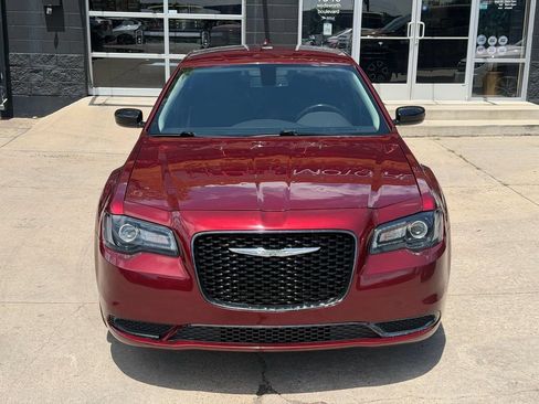 Used 2019 Chrysler 300 Touring w/ Sport Appearance Package RWD image 8
