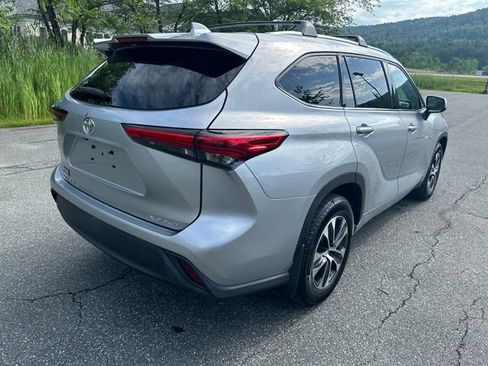 Used 2021 Toyota Highlander XLE AWD/4WD image 5