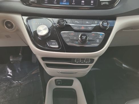 Used 2024 Chrysler Pacifica Touring-L image 25