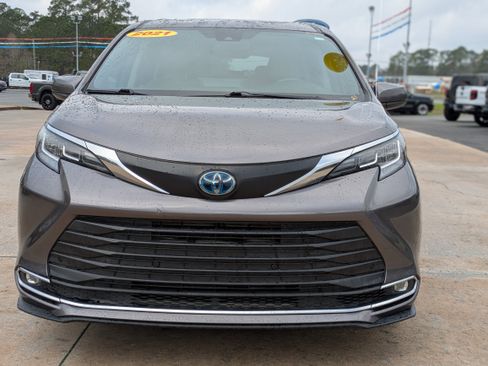 Used 2021 Toyota Sienna XLE image 3