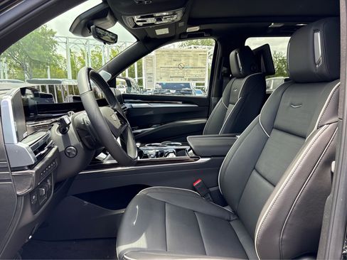 New 2026 Cadillac Escalade Luxury w/ LPO, Radiant Package AWD/4WD image 9