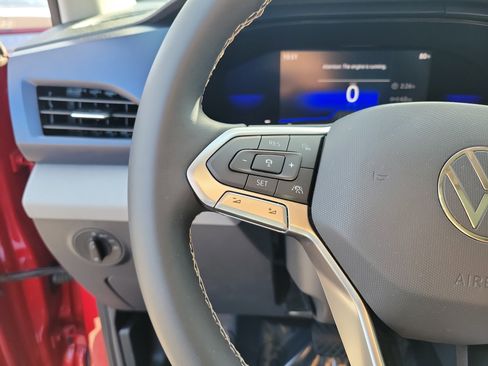 Used 2022 Volkswagen Taos SE w/ Panoramic Sunroof Package image 18