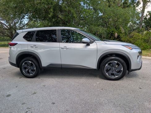 Used 2024 Nissan Rogue SV FWD image 10