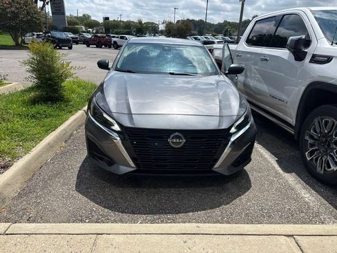 Used 2024 Nissan Altima 2.5 SV FWD image 2