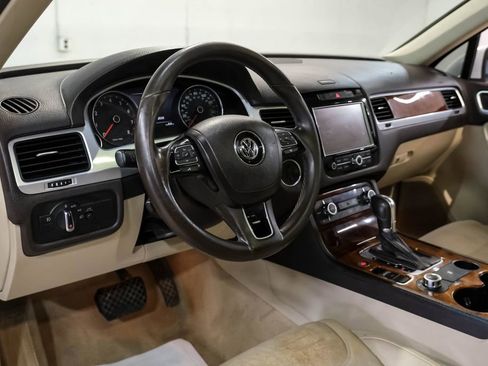 Used 2014 Volkswagen Touareg Sport image 3