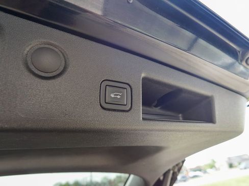 Used 2023 Chevrolet Equinox Premier FWD image 11