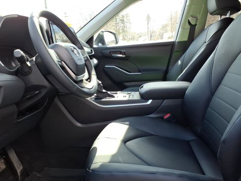 Certified 2026 Toyota Highlander XLE image 6