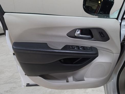 Used 2024 Chrysler Pacifica Limited FWD image 23