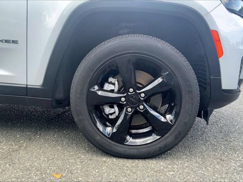 Certified 2025 Jeep Grand Cherokee L Altitude AWD/4WD image 10