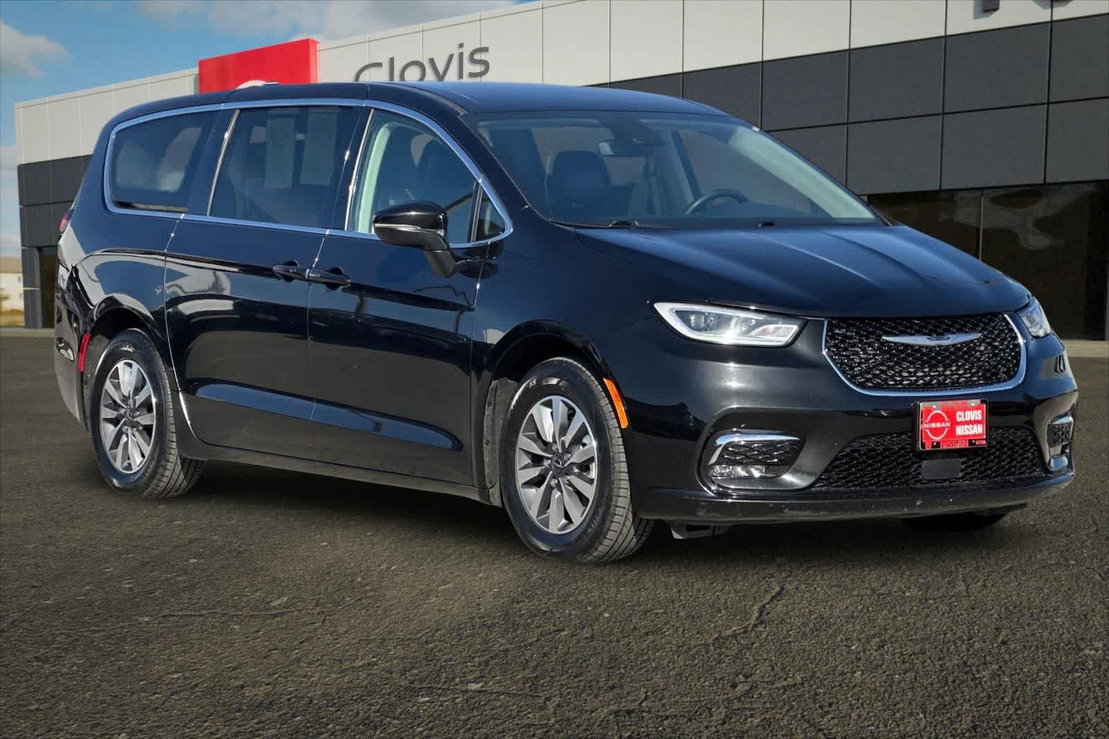 Used 2023 Chrysler Pacifica Touring-L FWD image 11