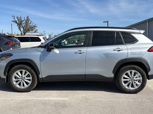 Used 2025 Toyota Corolla Cross LE image 12