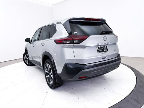 Used 2022 Nissan Rogue SV FWD image 2