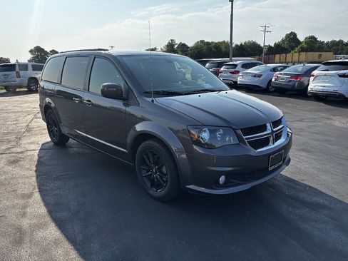 Used 2020 Dodge Grand Caravan SE FWD image 2