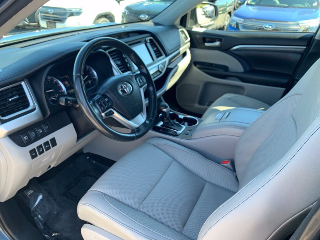 Used 2017 Toyota Highlander Limited Platinum w/ Carpet Mat Package AWD/4WD image 16