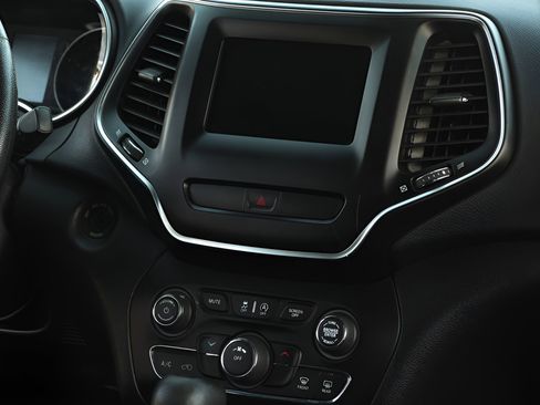 Used 2019 Jeep Cherokee Latitude w/ Popular Appearance Group image 9