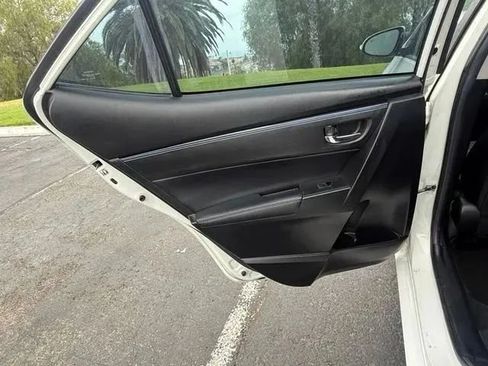 Used 2018 Toyota Corolla SE w/ Carpet Mat Package (TMS) FWD image 11