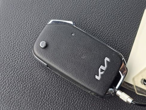 Used 2025 Kia Sportage LX FWD image 31