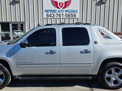 Used 2013 Chevrolet Avalanche LTZ image 3