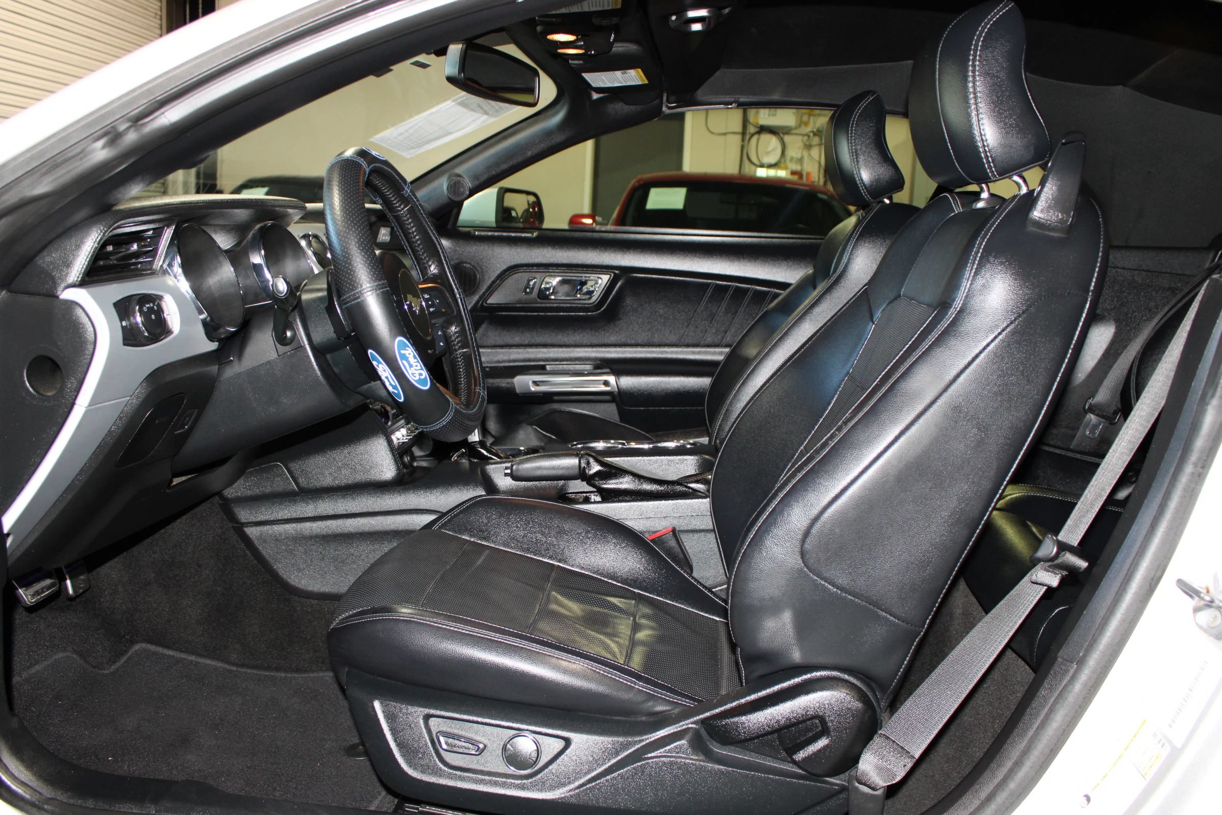 Used 2016 Ford Mustang Convertible RWD image 9
