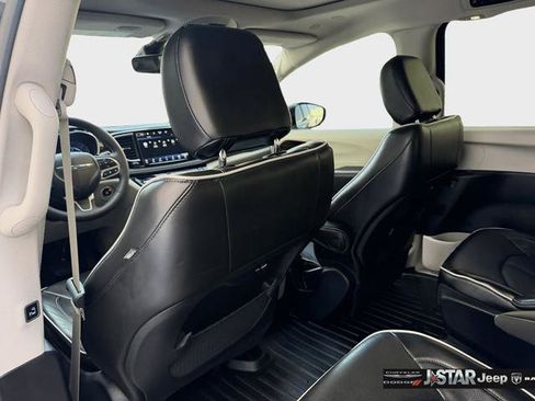 Used 2023 Chrysler Pacifica Limited FWD image 27