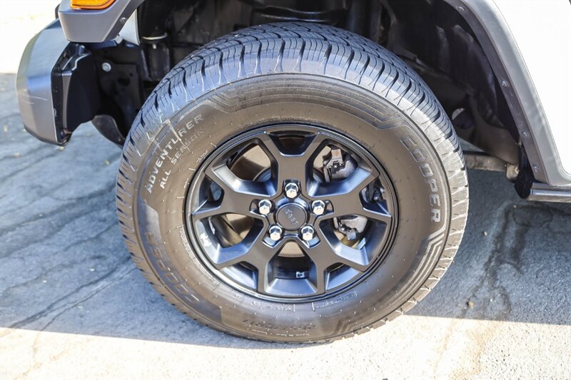 Used 2018 Jeep Wrangler Unlimited Sahara AWD/4WD image 12
