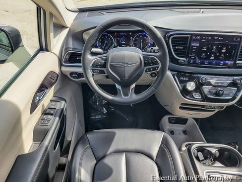 Used 2023 Chrysler Pacifica Touring-L FWD image 19