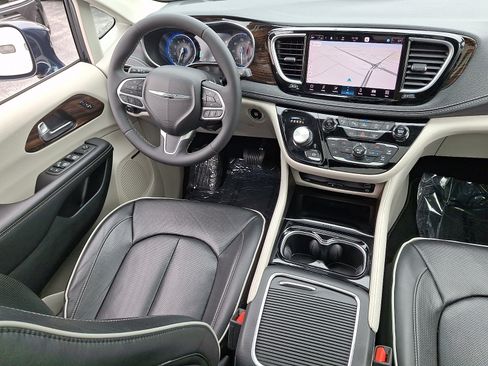 Used 2022 Chrysler Pacifica Limited w/ Uconnect Theater Family Group AWD/4WD image 15