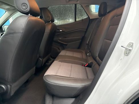 Used 2025 Chevrolet Trax LT w/ LT Convenience Package image 28