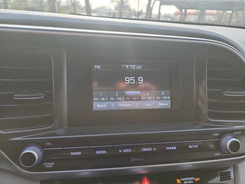 Used 2020 Hyundai Elantra SE image 21