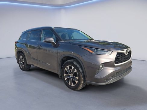 Used 2022 Toyota Highlander XLE AWD/4WD image 9