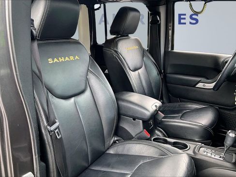 Used 2014 Jeep Wrangler Unlimited Sahara w/ Connectivity Group image 28