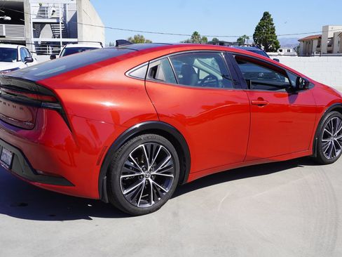 Used 2024 Toyota Prius XLE FWD image 5