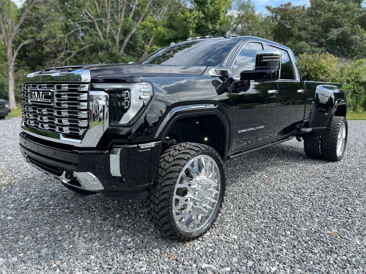 Used 2024 GMC Sierra 3500 Denali w/ Technology Package AWD/4WD image 3
