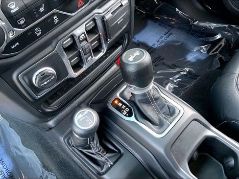 Used 2022 Jeep Wrangler Unlimited Sahara w/ Cold Weather Group image 15