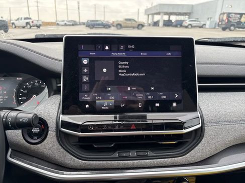 Used 2023 Jeep Compass Latitude image 33